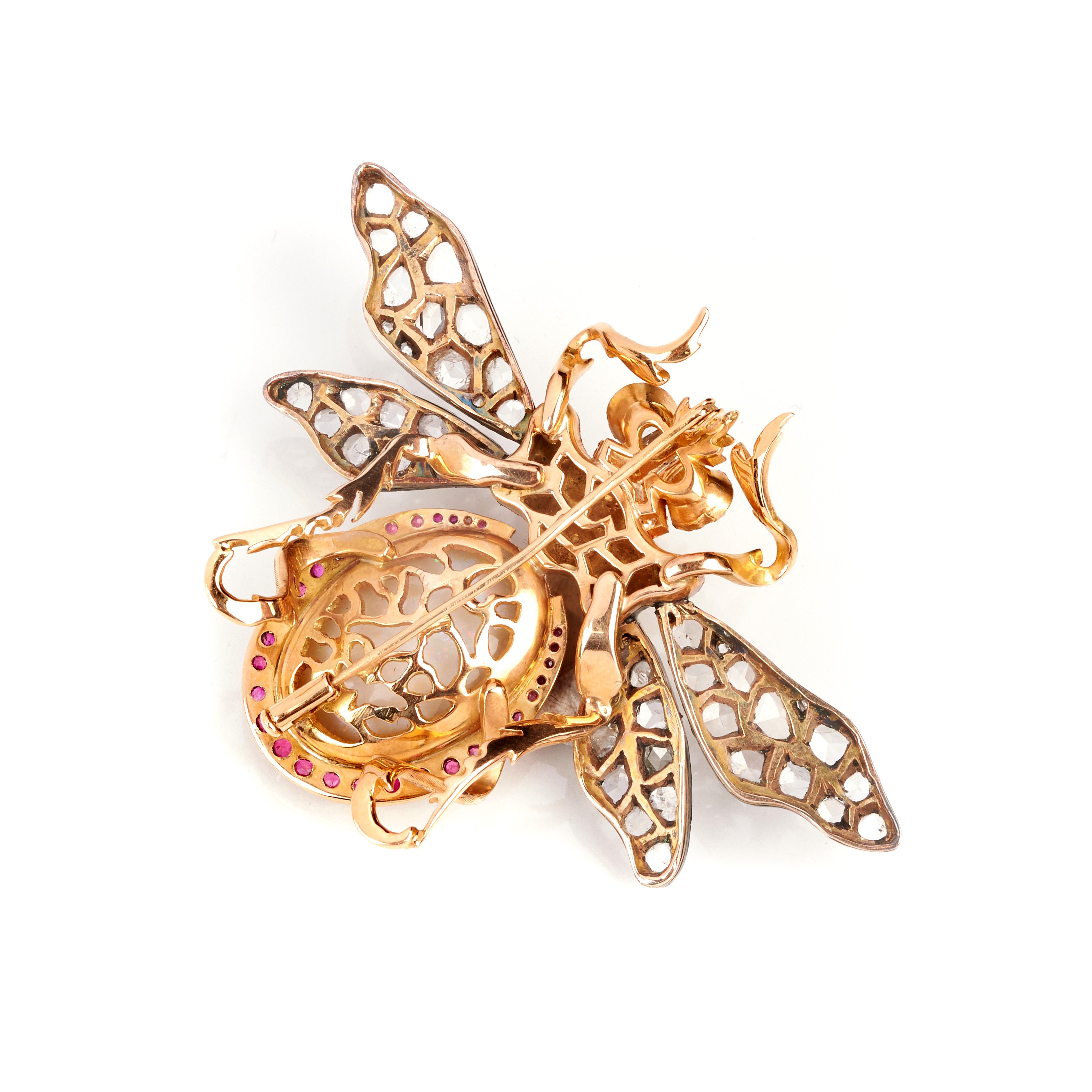 Grande spilla Mosca in oro giallo, argento, diamanti e opale