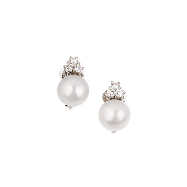 Pair of earrings in white gold, diamonds and pearls