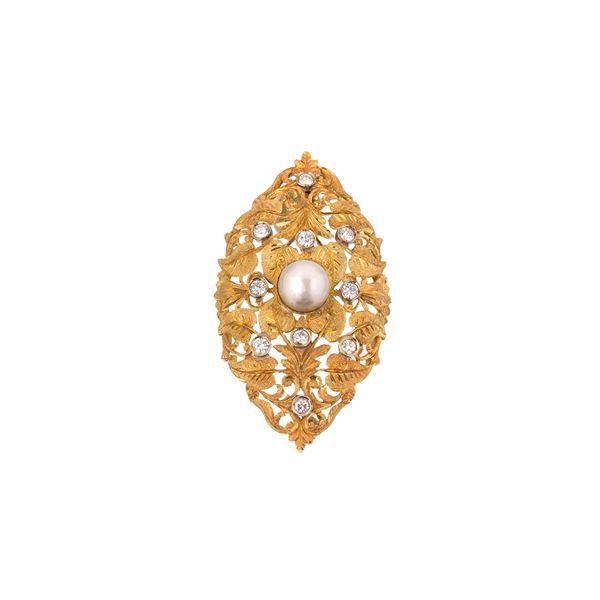 Brooch in engraved yellow gold, diamonds and mabè pearl