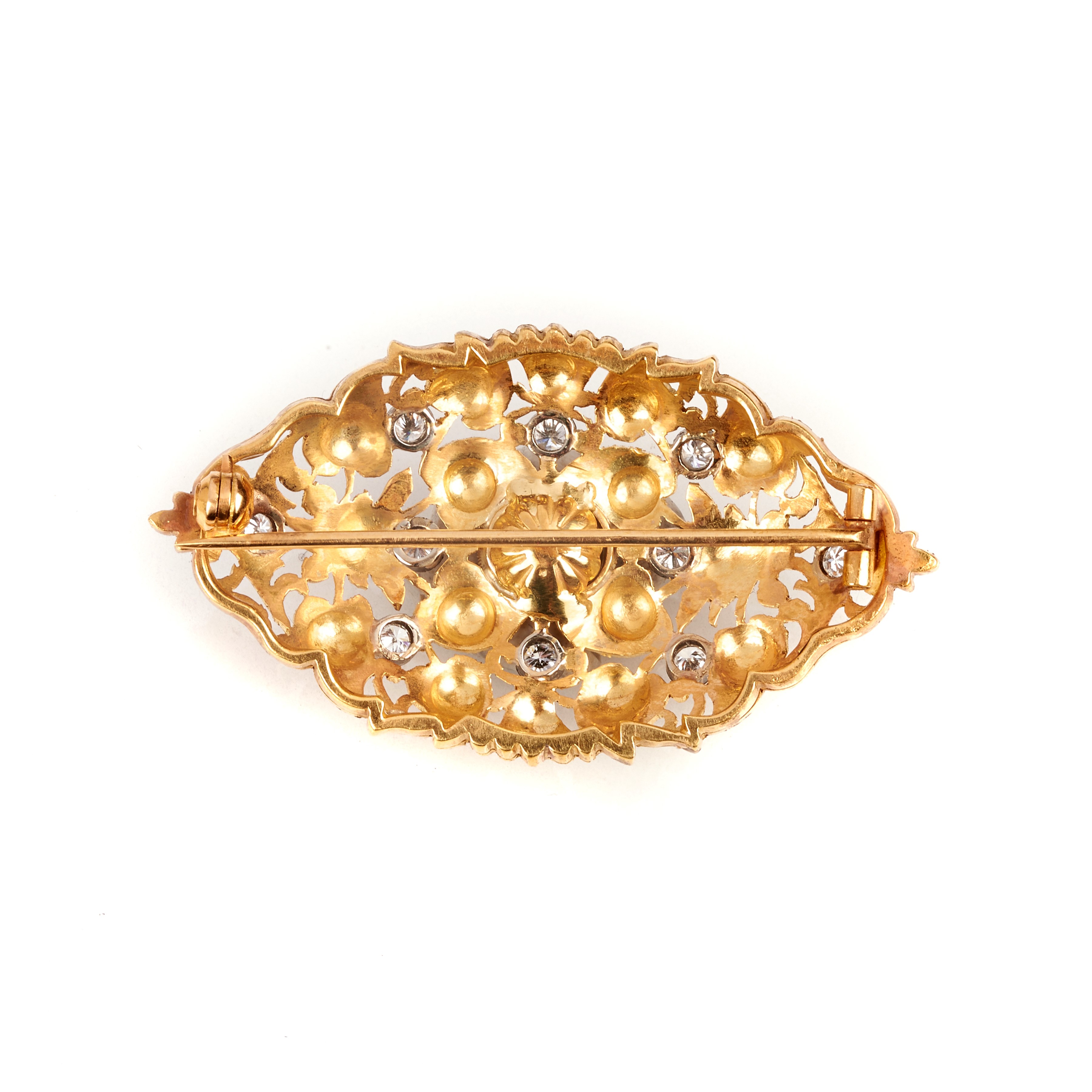 Spilla in oro giallo inciso, diamanti e perla mabè