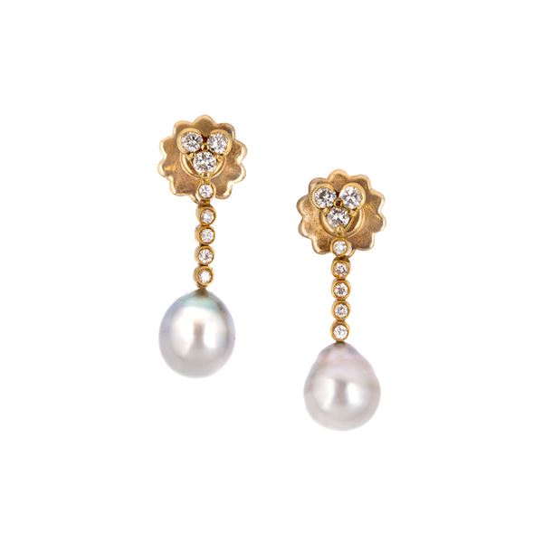 Pair of yellow gold pendant earrings, small diamonds and gray pearls