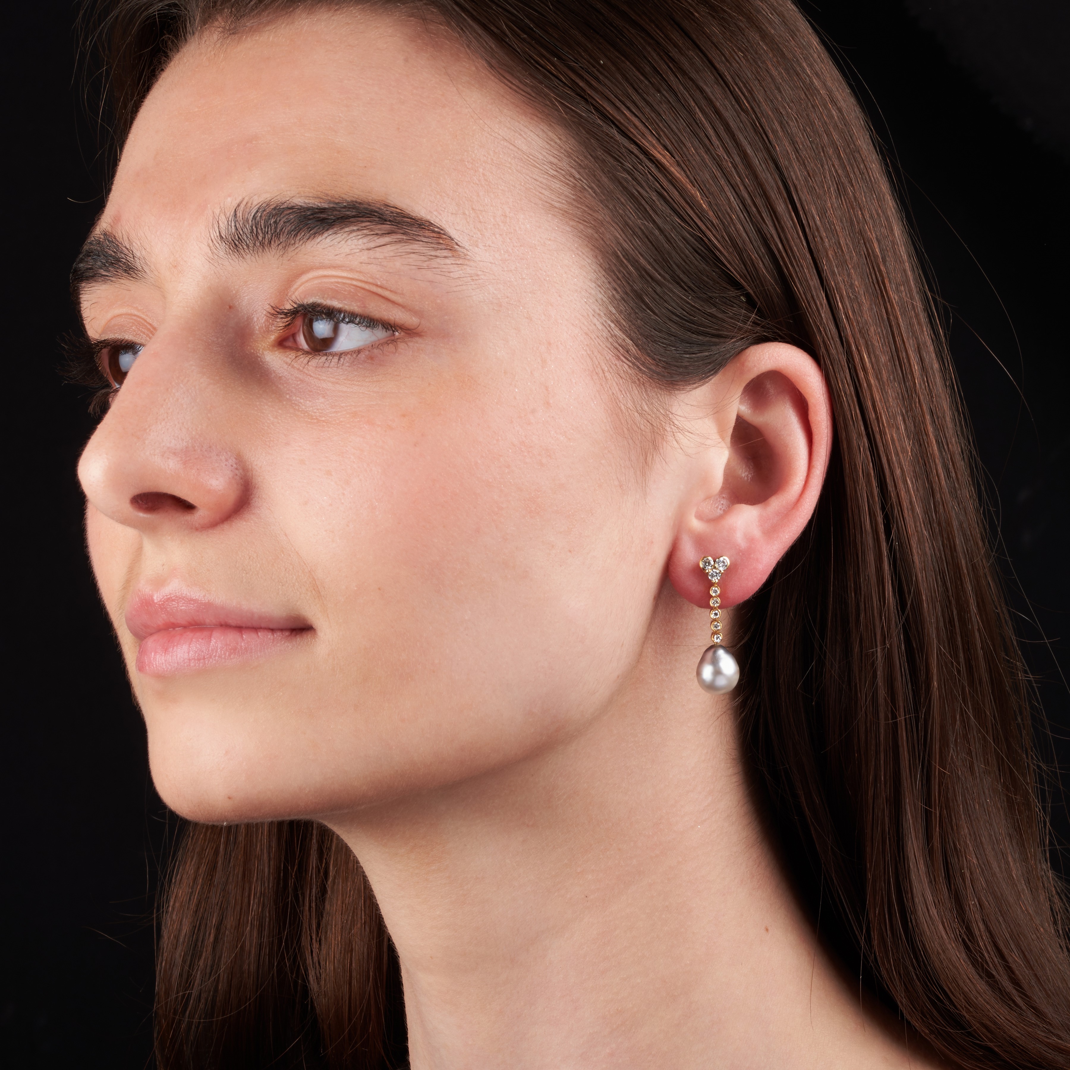 Paio di orecchini pendenti in oro giallo, piccoli diamanti e perle grigie