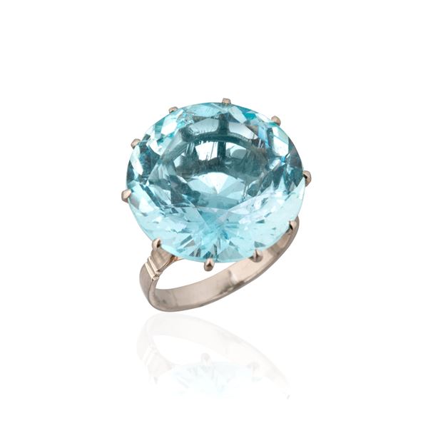 Large ring in 18 kt white gold and aquamarine