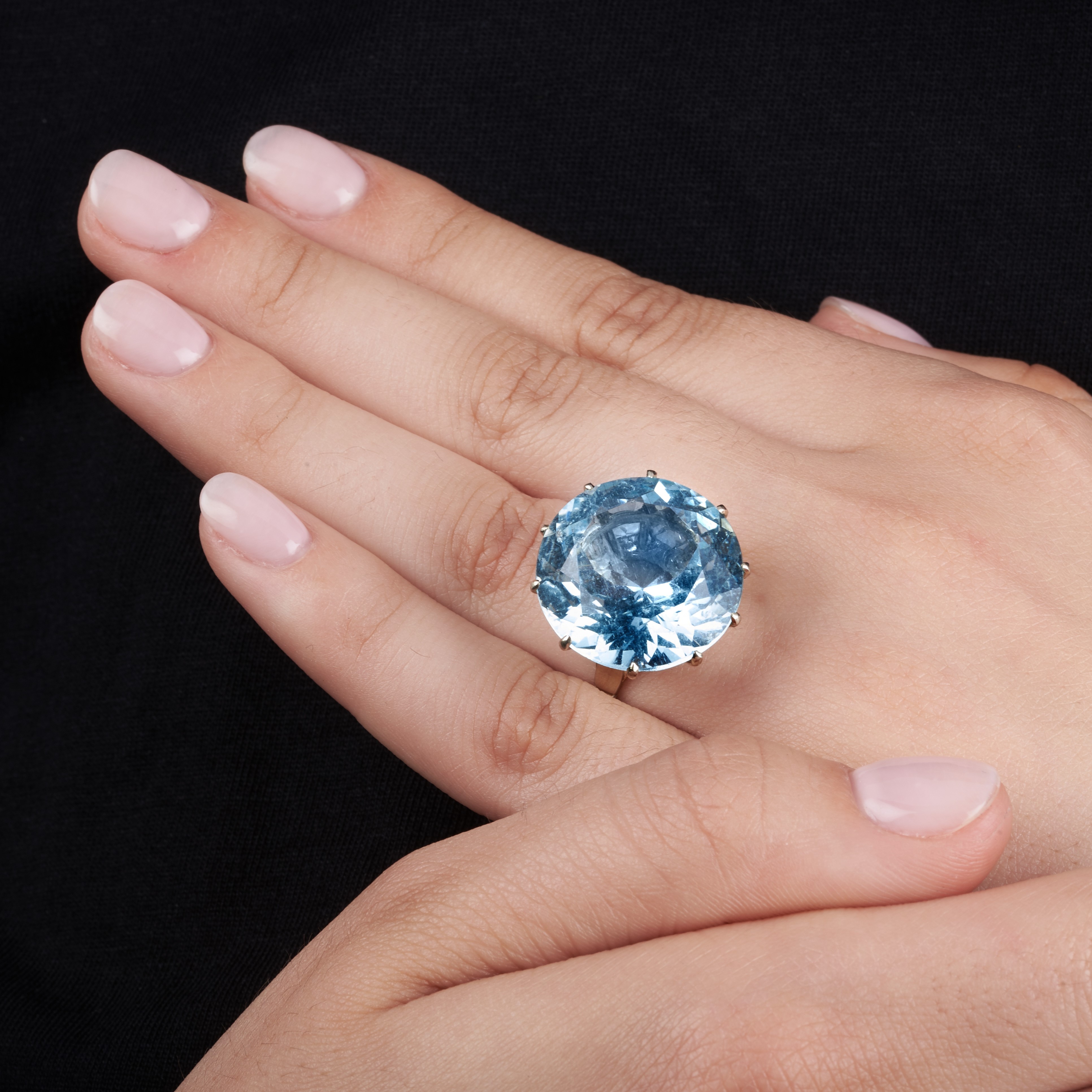 Grande anello in oro bianco 18 kt e acquamarina