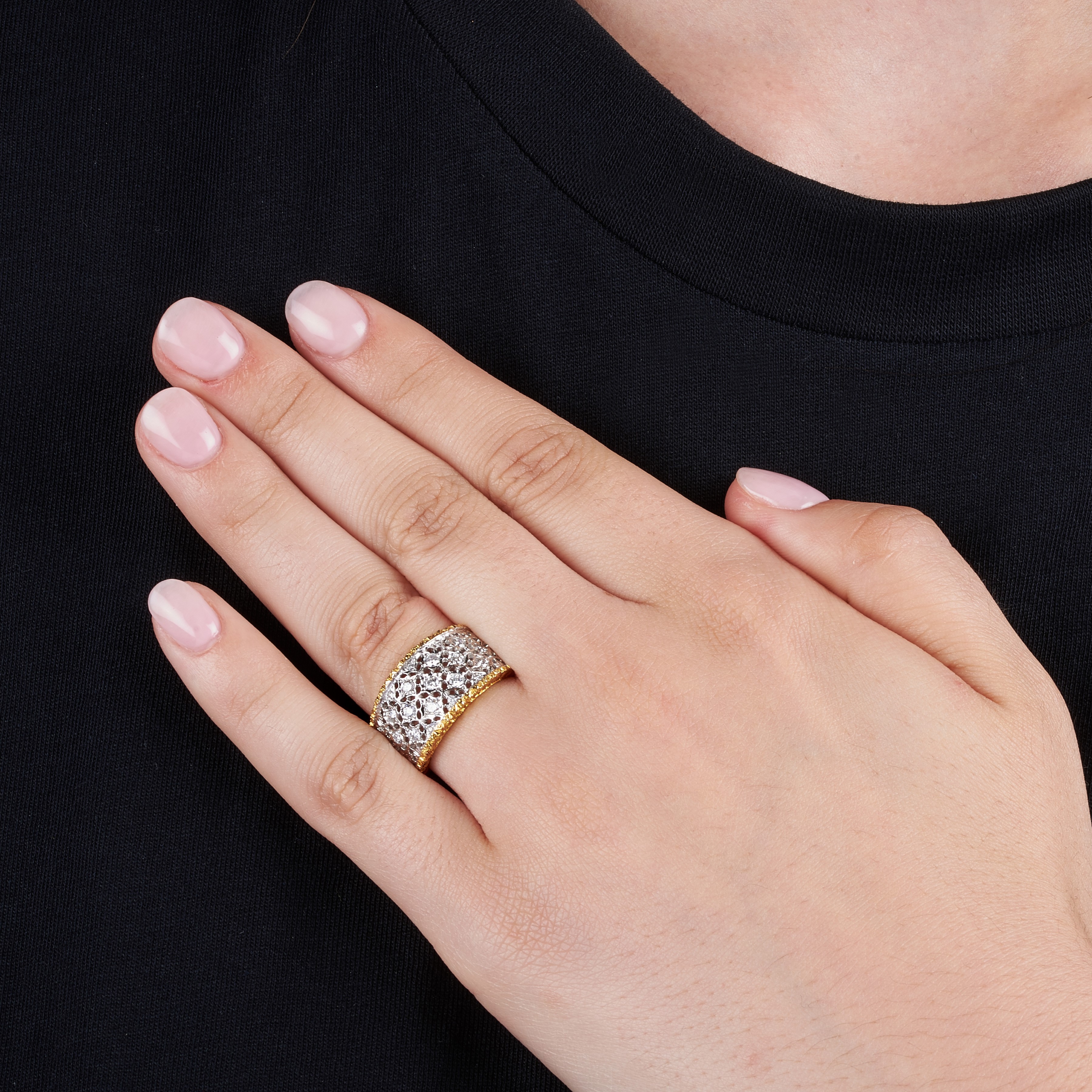 Paio di orecchini e anello in oro bianco 18 kt, giallo e diamanti