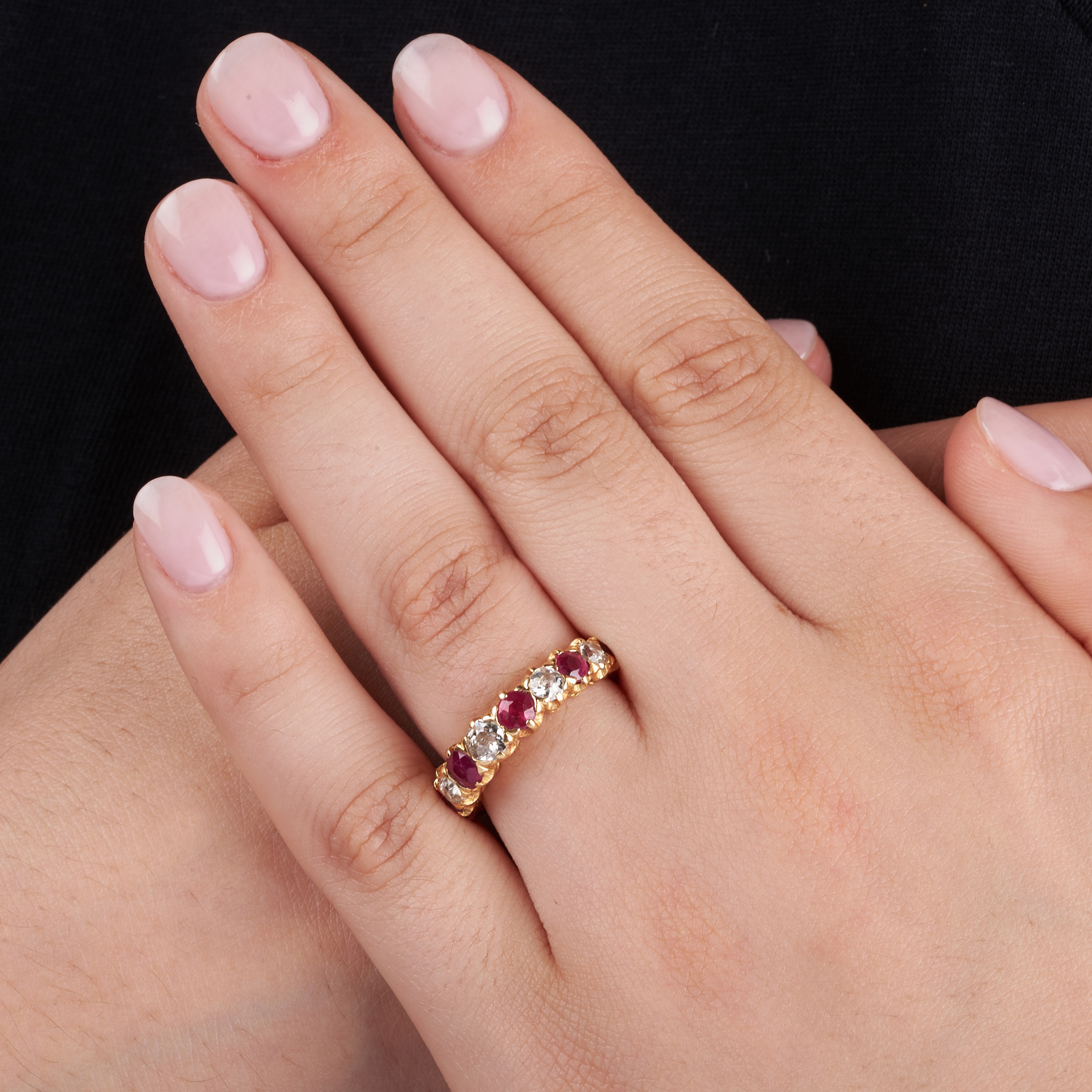 Anello riviere in oro giallo 18 kt, diamanti e rubini