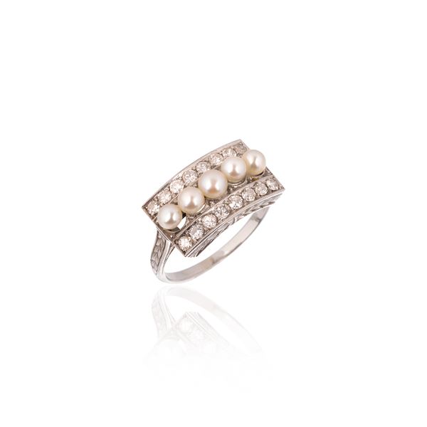 Ring in white gold, diamonds and pearls