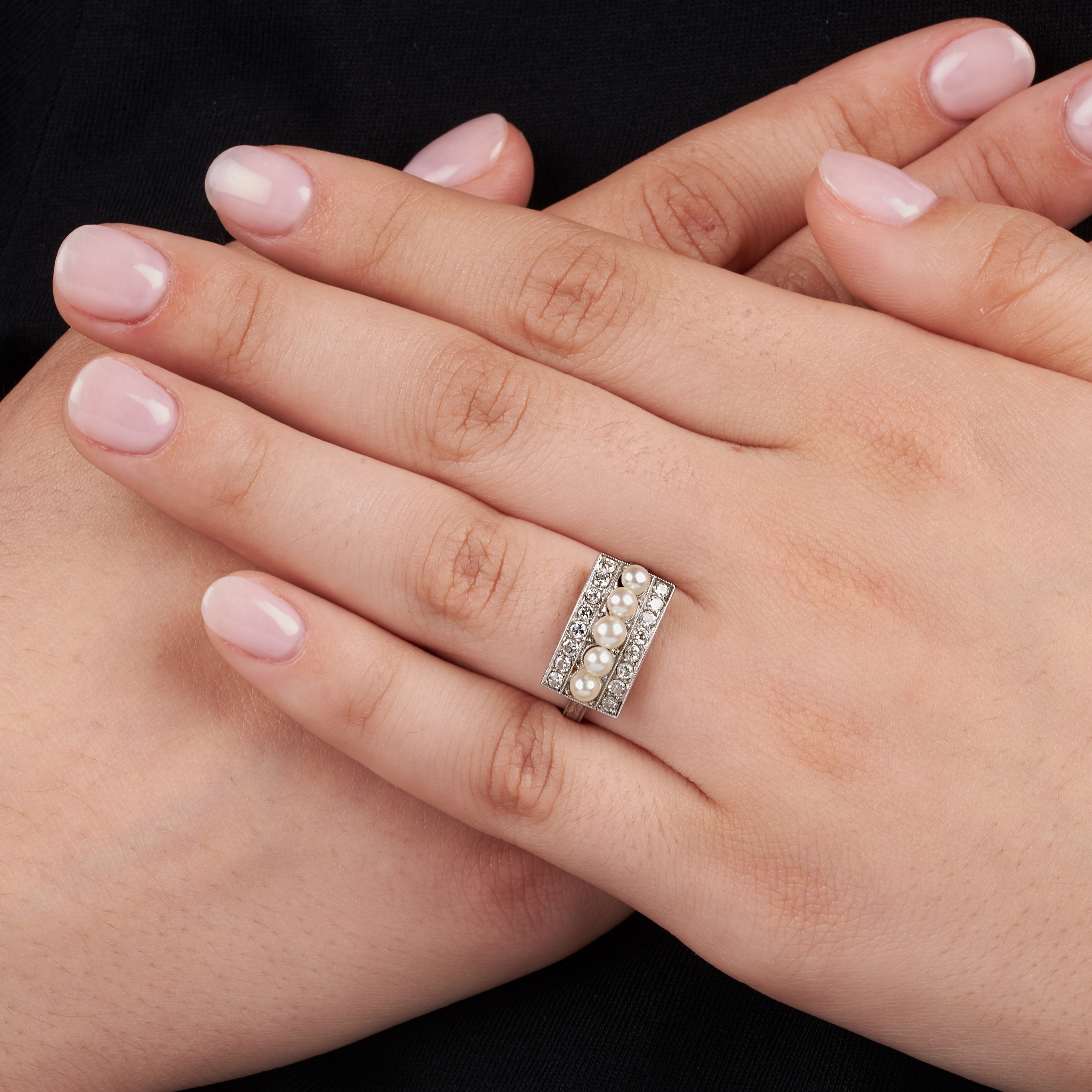 Anello in oro bianco, diamanti e perle