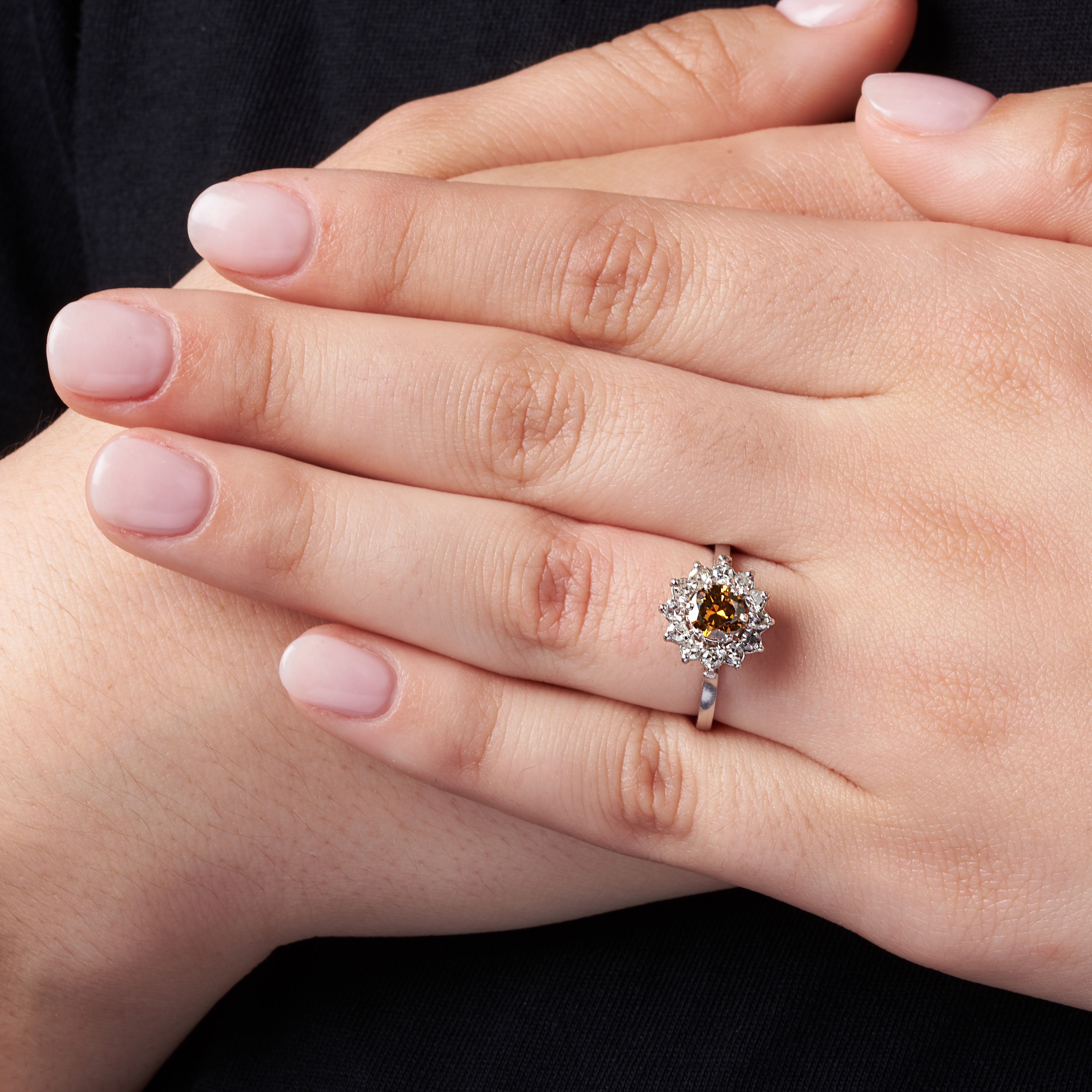 Anello a margherita in oro bianco, diamanti e diamante fancy brown