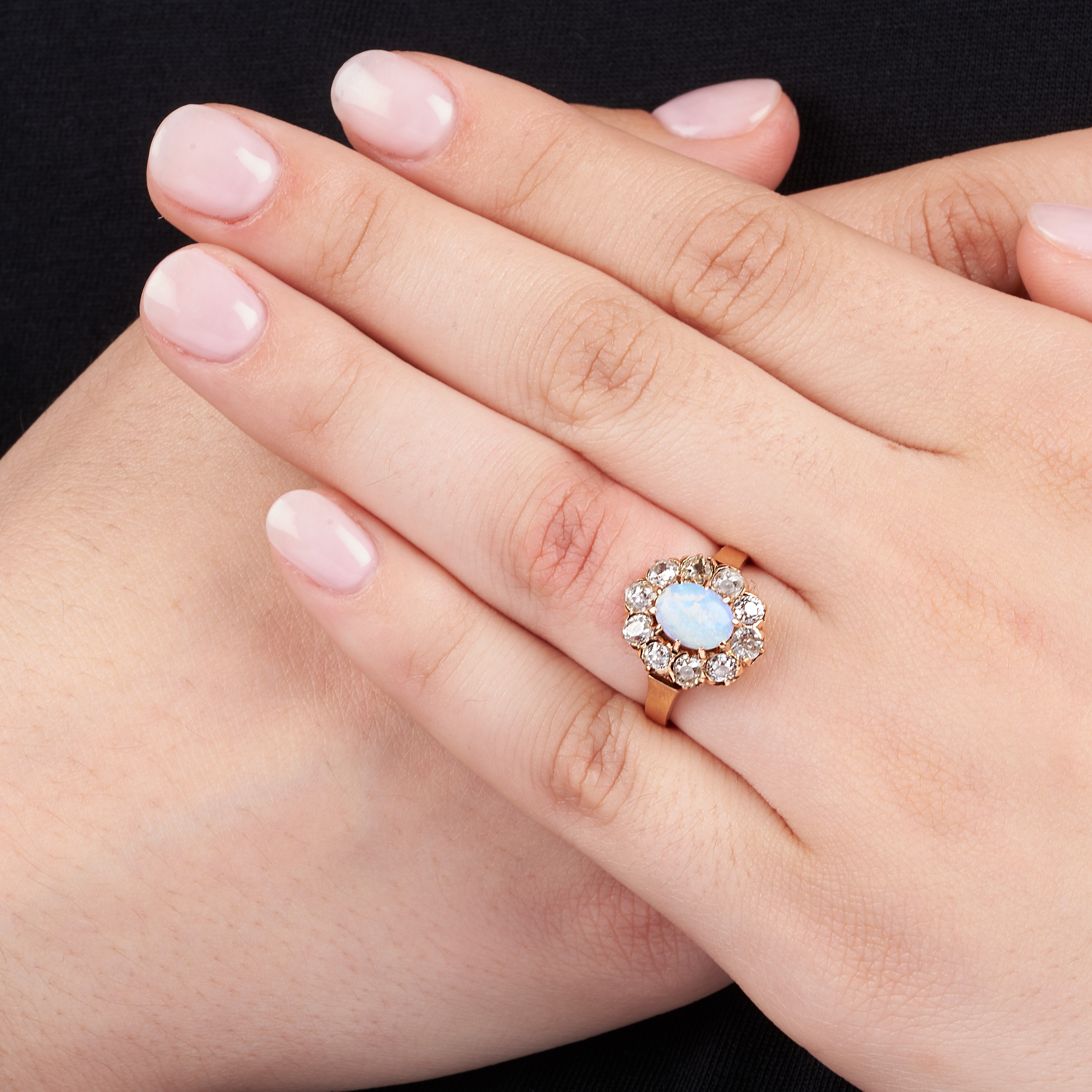 Anello a margherita in oro giallo, diamanti e opale