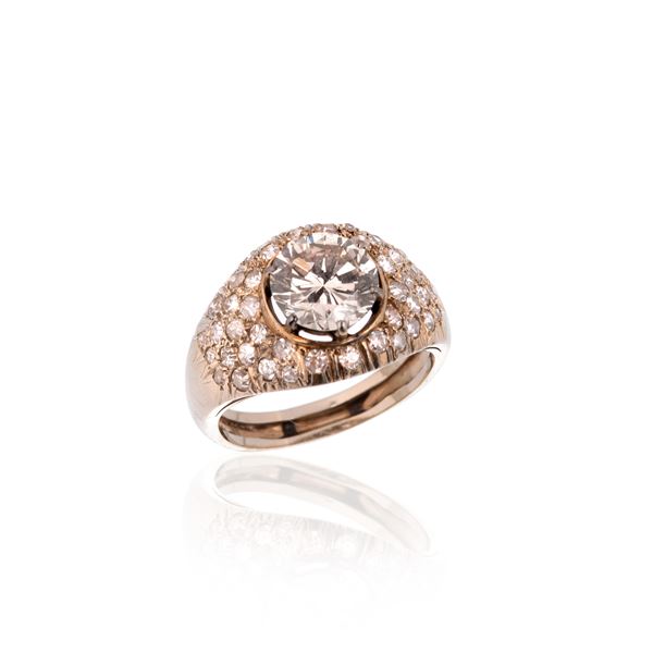 Anello in oro bianco, diamanti e diamante fancy Brown