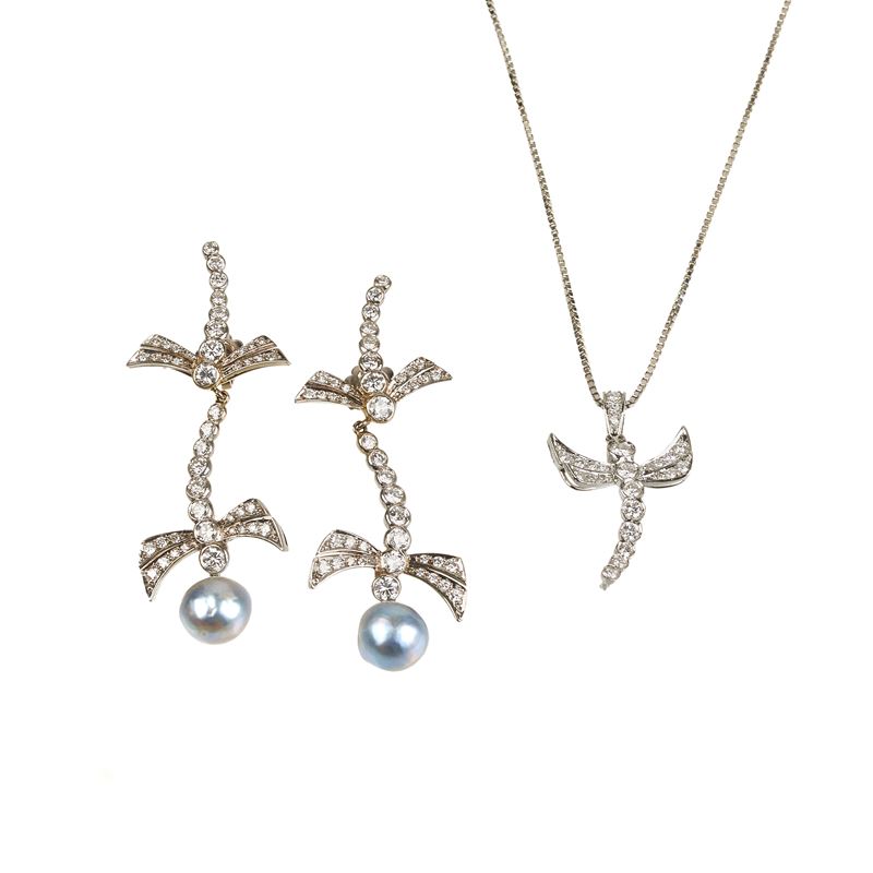 Paio di orecchini e pendente libellula in oro bianco, diamanti e perle