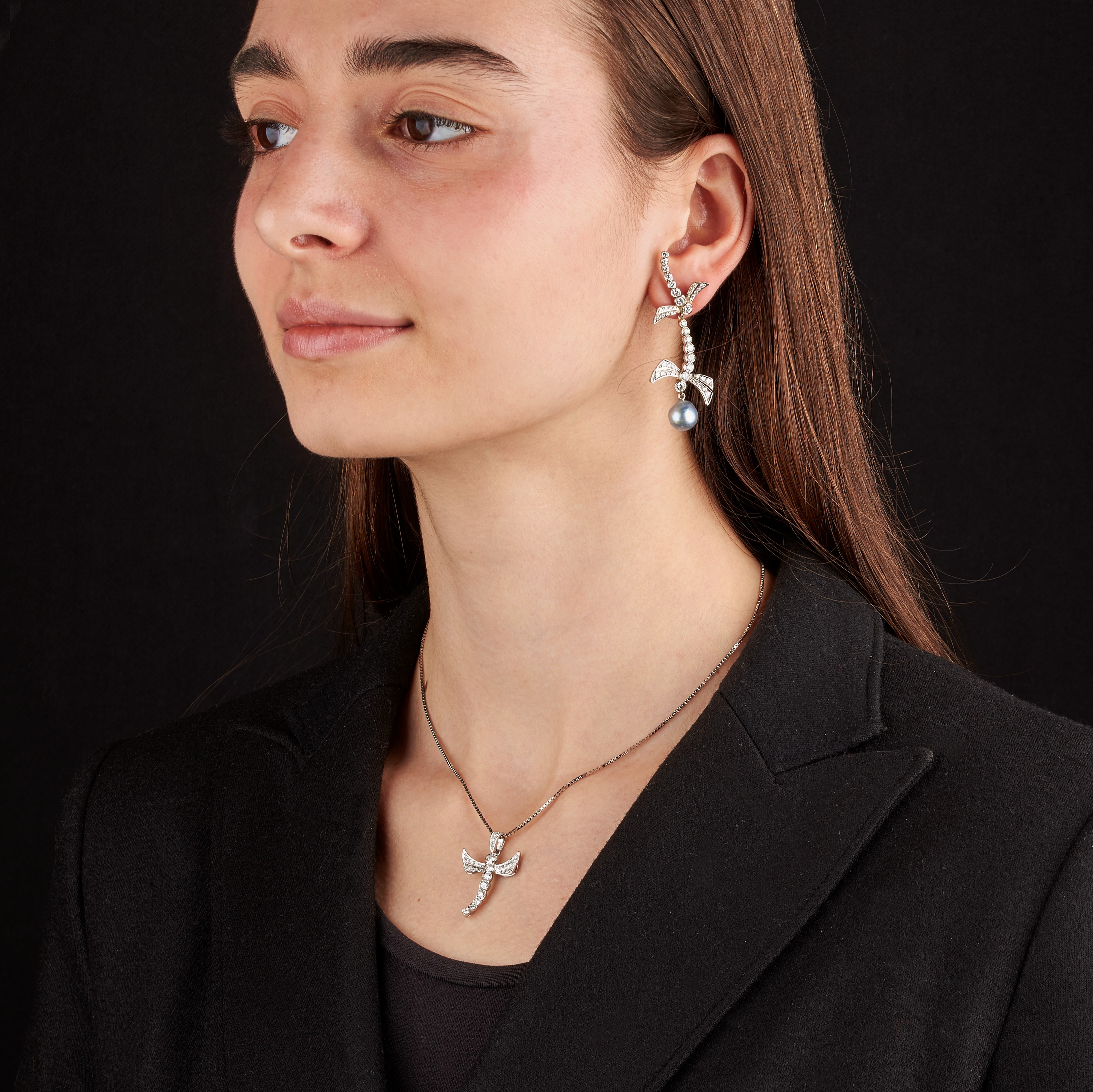 Paio di orecchini e pendente libellula in oro bianco 18 kt, diamanti e perle