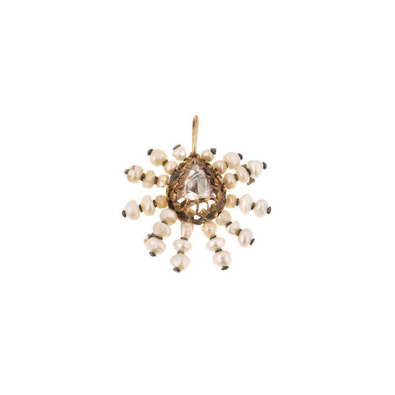 Spilla pendente fiore in oro basso, microperle e diamante a goccia