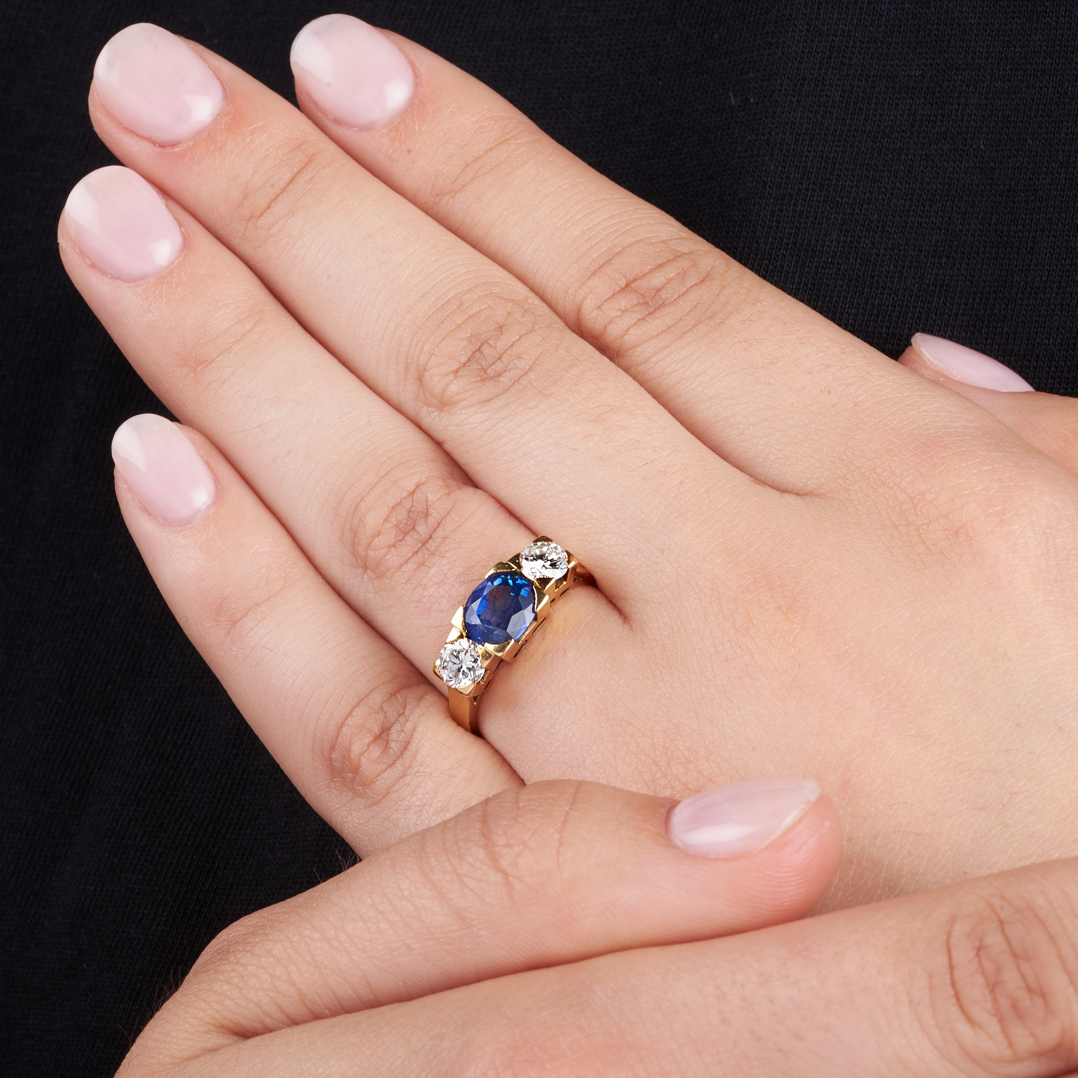 Anello a ponte in oro giallo 18 kt, diamanti e zaffiro