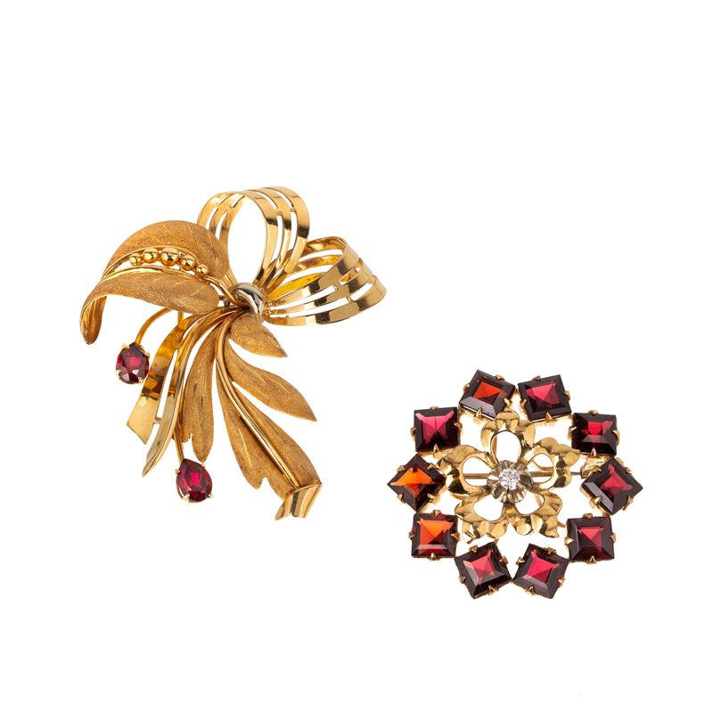 Spilla fiore i oro giallo 18kt, diamante e granati e un'altra floreale in oro giallo 18 kt e gran...