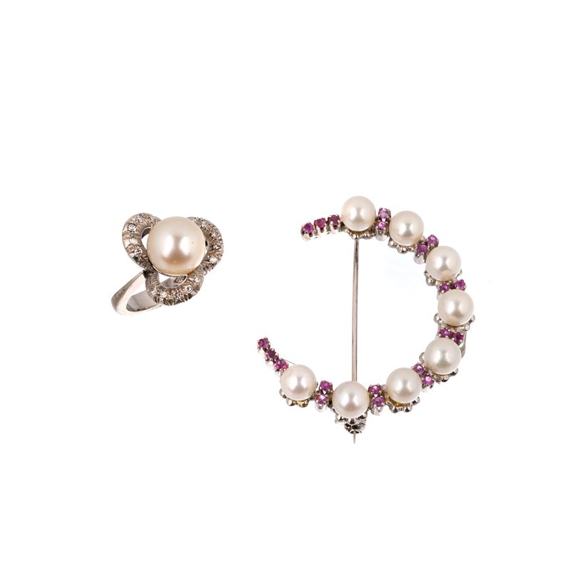 Spilla mezzaluna in oro bianco18 kt, rubini e perle u un anello in oro bianco 18kt, diamanti, per...