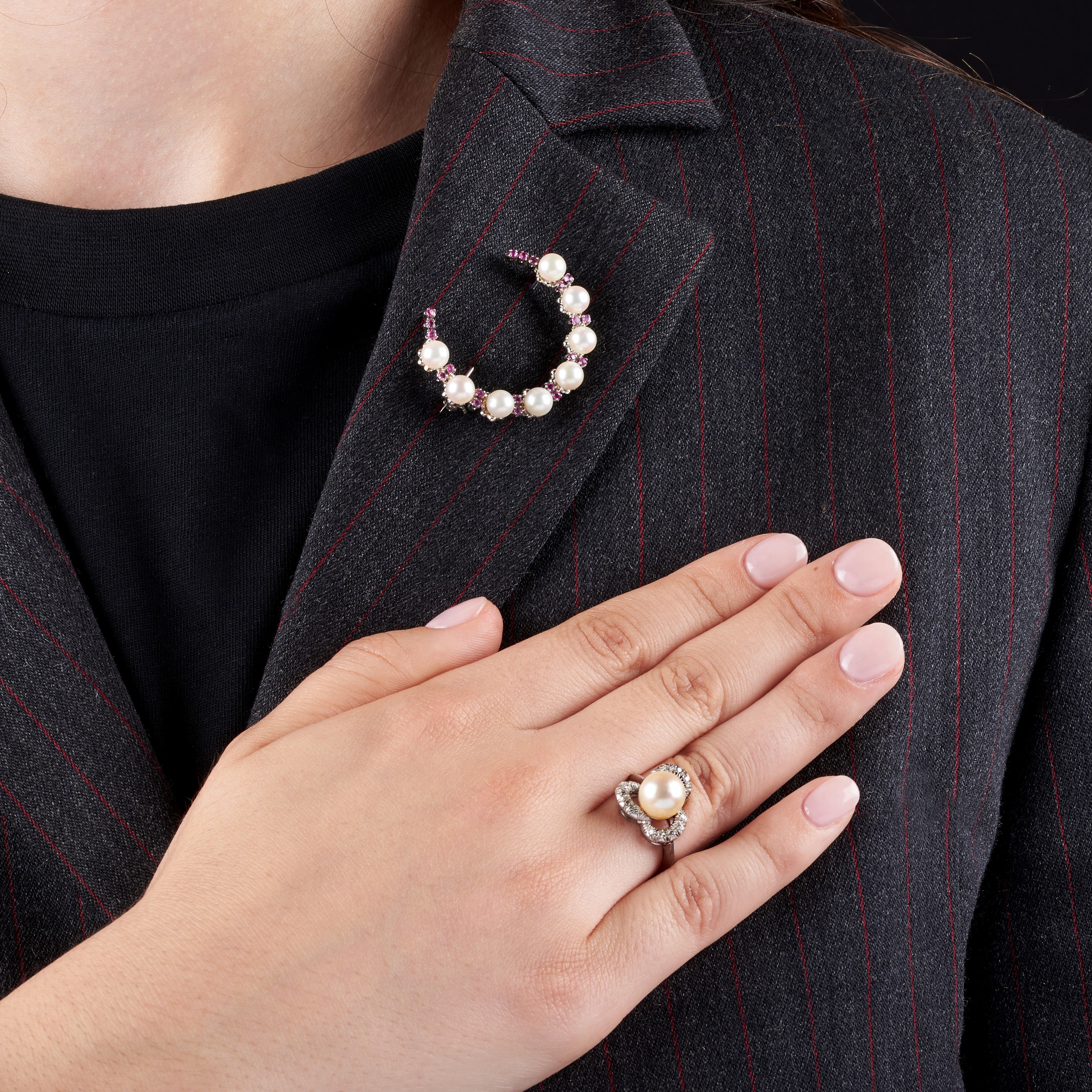 Spilla mezzaluna in oro bianco18 kt, rubini e perle u un anello in oro bianco 18kt, diamanti, per...
