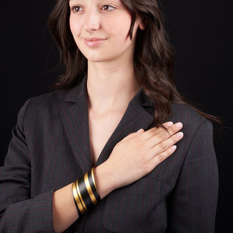 Angela Cummings Raro Bracciale Damascene in oro giallo, ferro e lacca nera