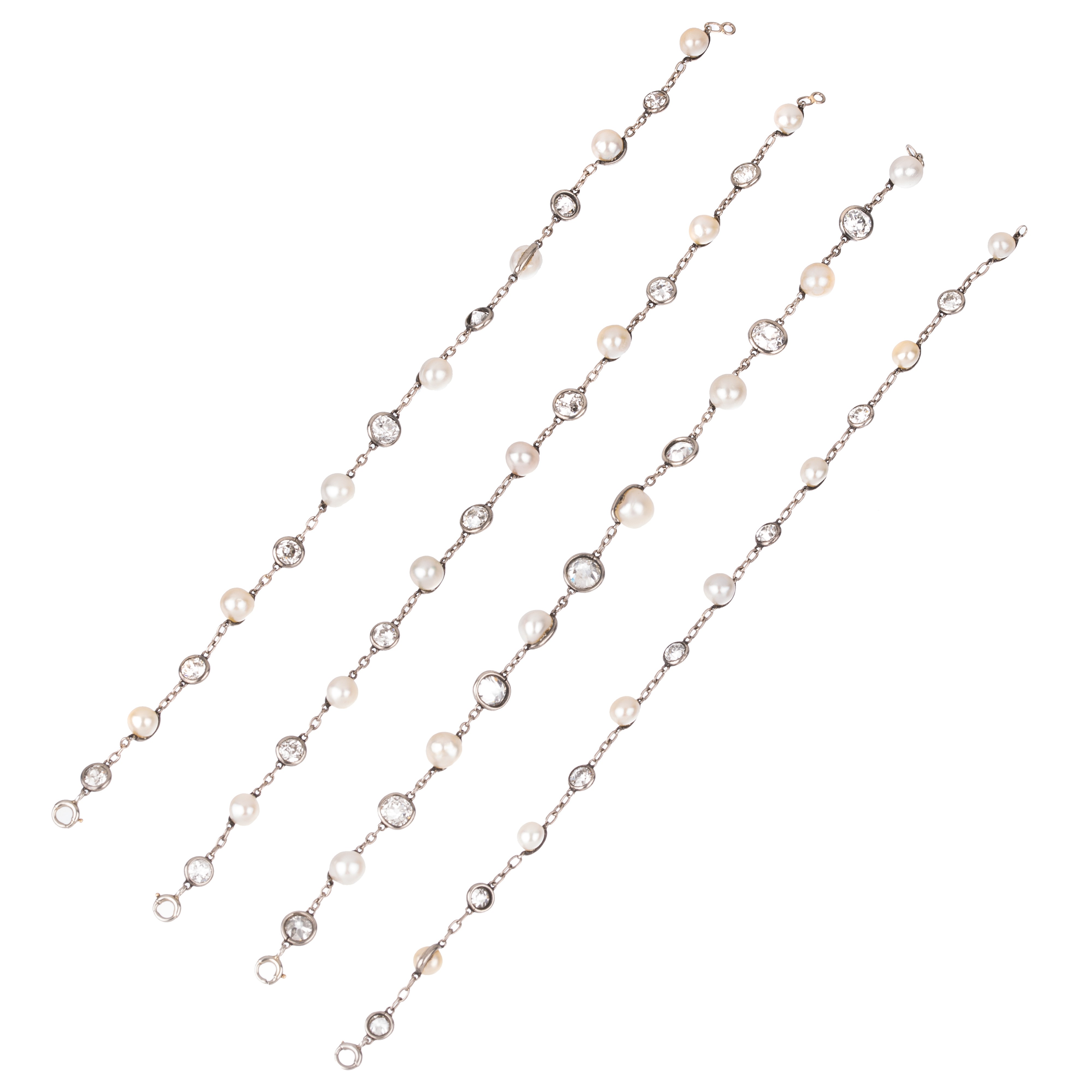 Lunga Collana trasformabile in quattro bracciali in platino, diamanti e perle