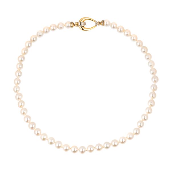 Strand in cultured pearls and 18 kt yellow gold