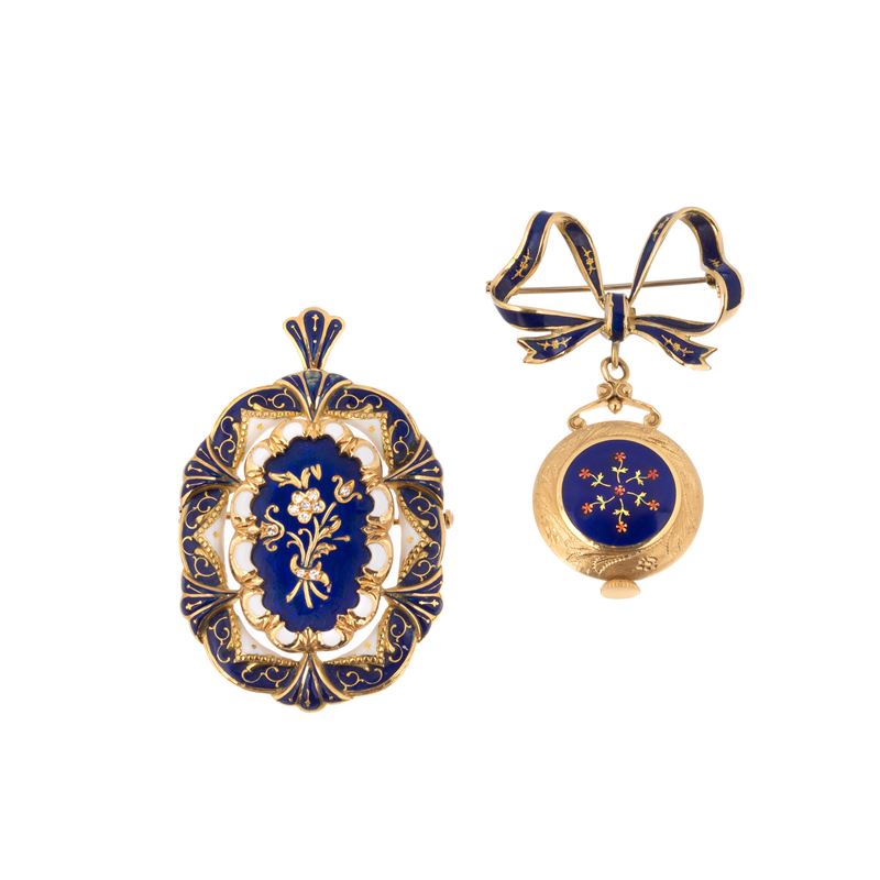 Pendente a fiocco con orologio e pendente ovale in oro giallo 18 kt, smalti bianch e blu