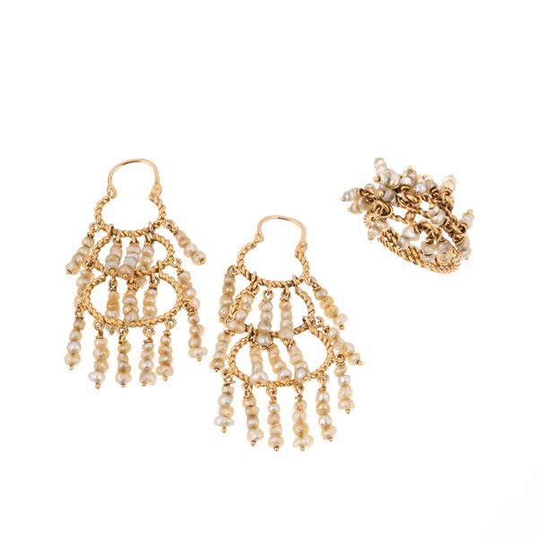 Pair of pendant earrings and ring in 18 kt yellow gold and micropearls