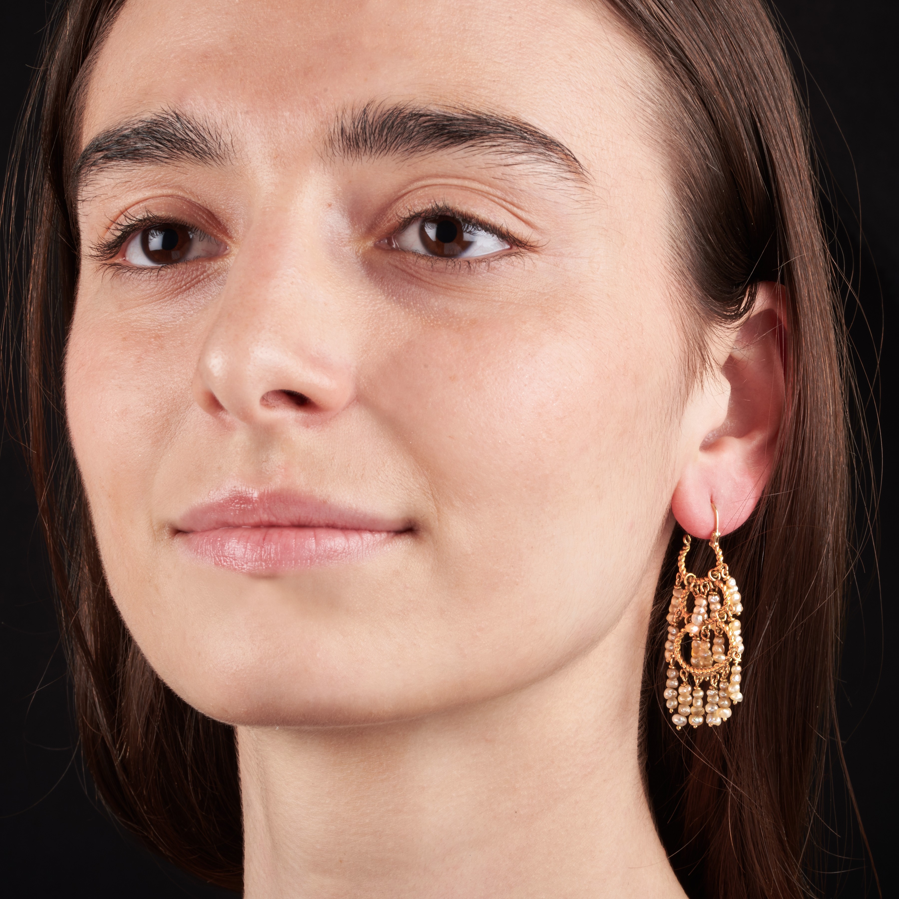 Paio di orecchini pendenti e anello in oro giallo 18 kt e microperle