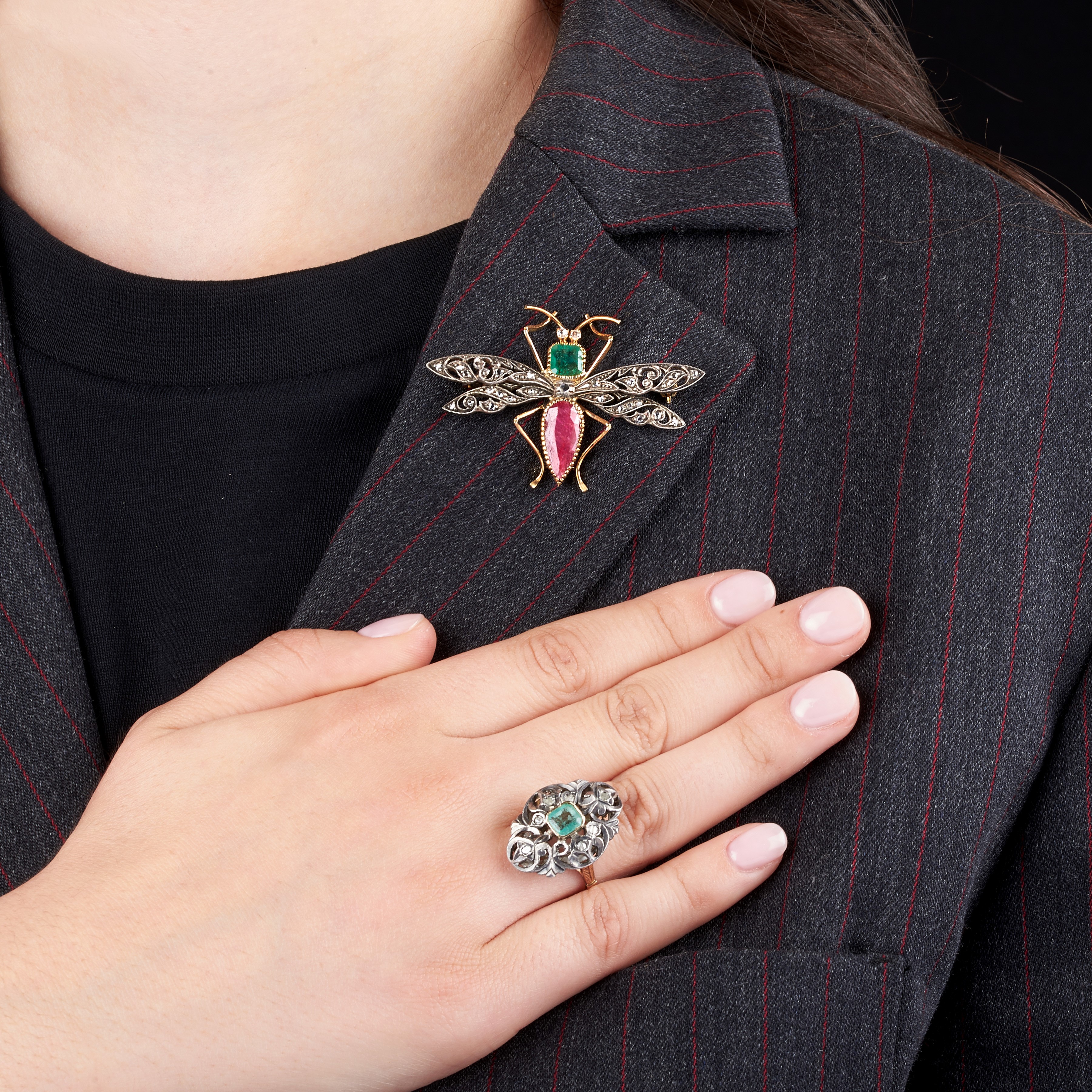 Spilla Libellula in oro giallo, argento, diamanti, smeraldo e radice di rubino e un anello simile