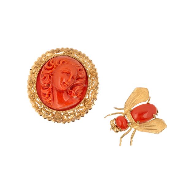 Spilla in corallo rosso inciso e oro giallo 18 kt e spilla Mosca in oro giallo 18 kt e corallo rosso