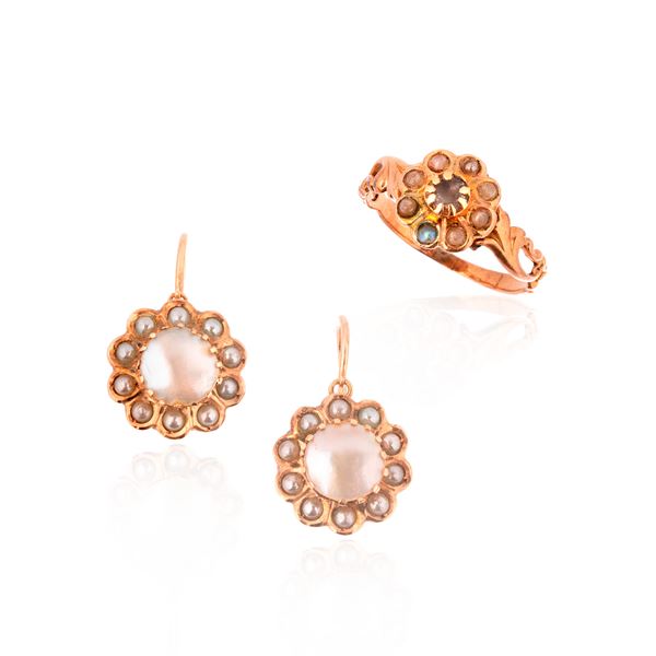 Paio di orecchini a monachella in oro rosa 18 kt, madreperla e perle mabè e anello simile