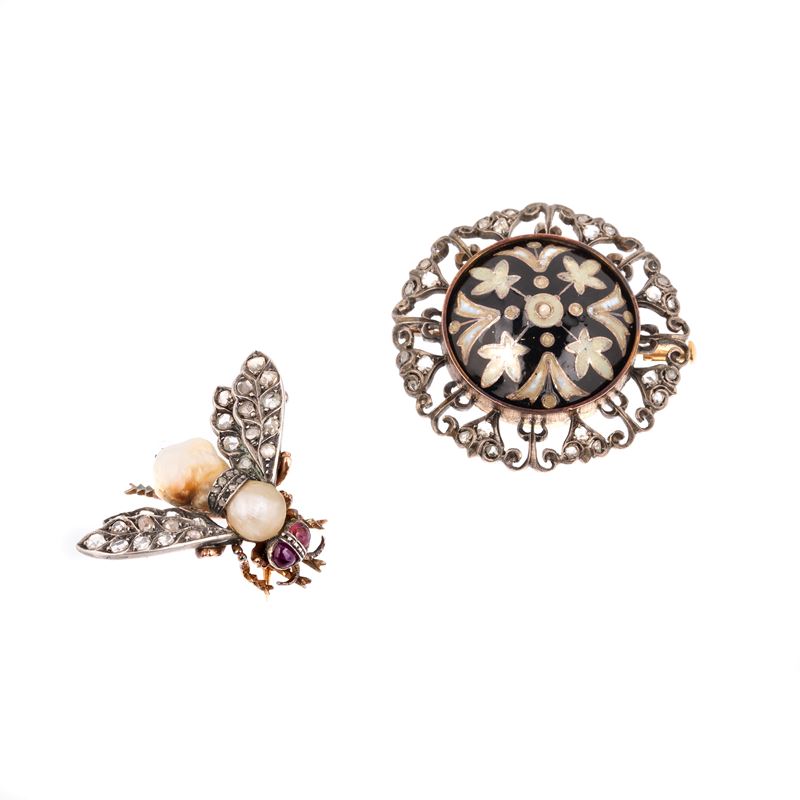Spilla Mosca in oro 9kt, argento, diamanti, perla scaramazza e rubini e un'altra spilla con smalt...