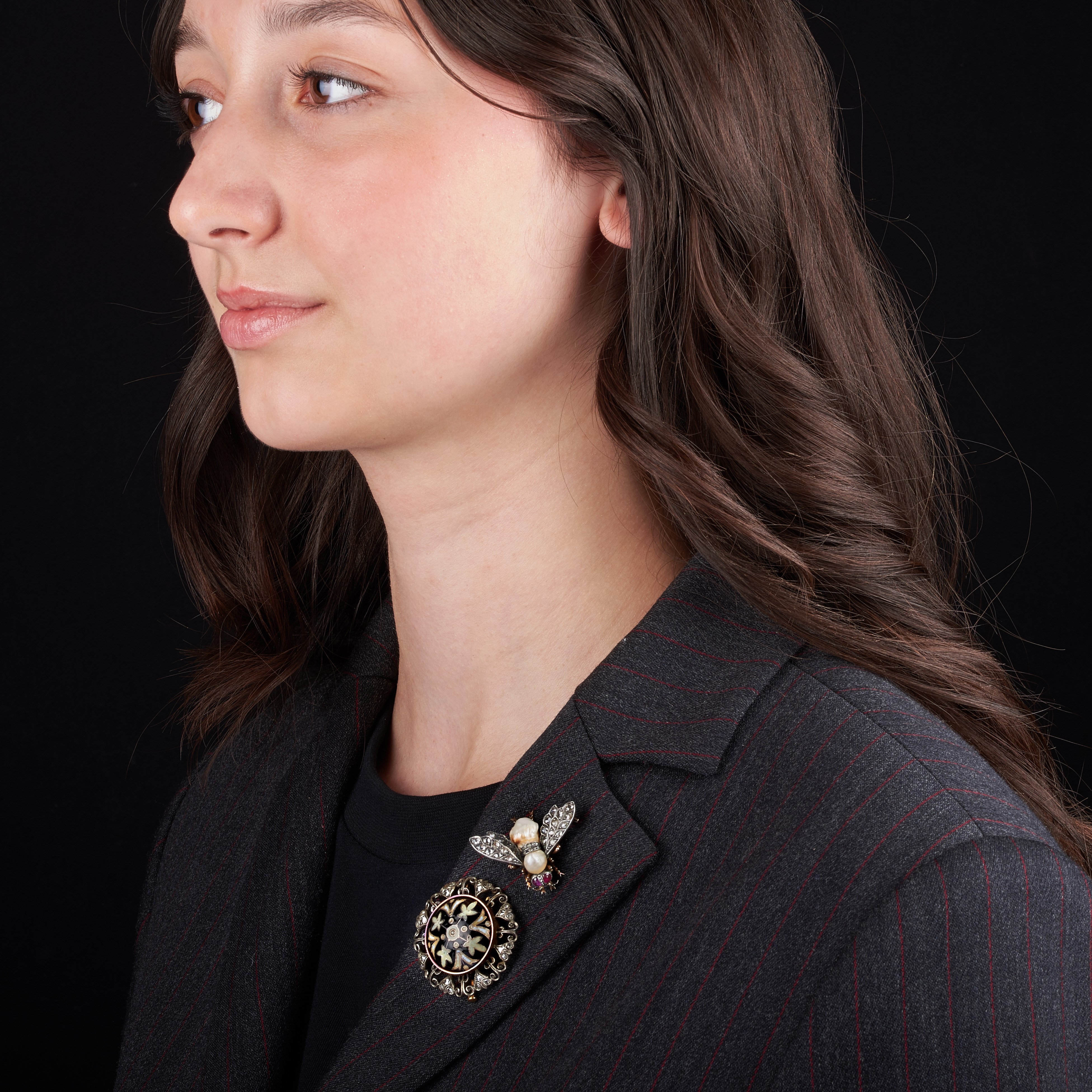 Spilla Mosca in oro 9kt, argento, diamanti, perla scaramazza e rubini e un'altra spilla con smalt...