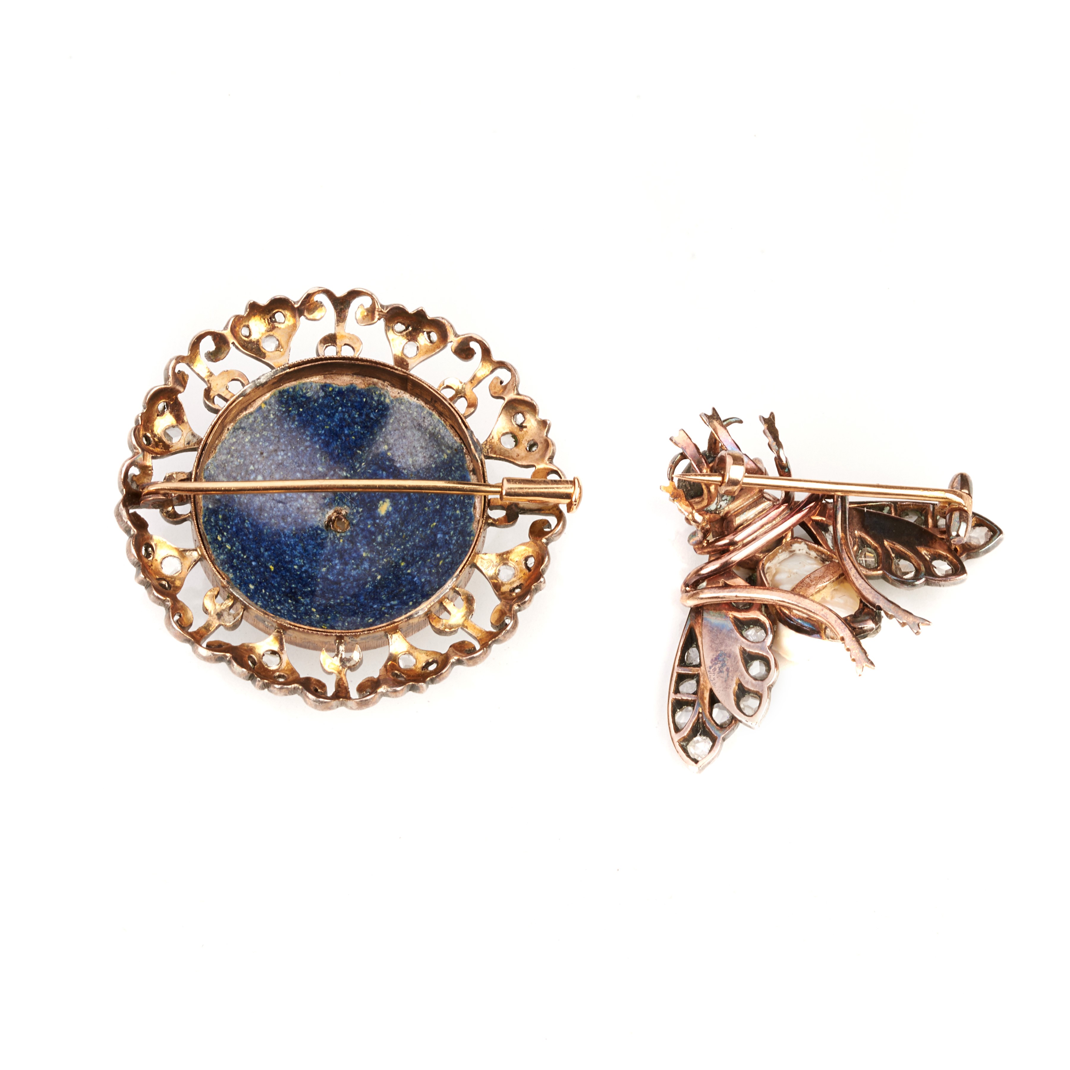 Spilla Mosca in oro 9kt, argento, diamanti, perla scaramazza e rubini e un'altra spilla con smalt...