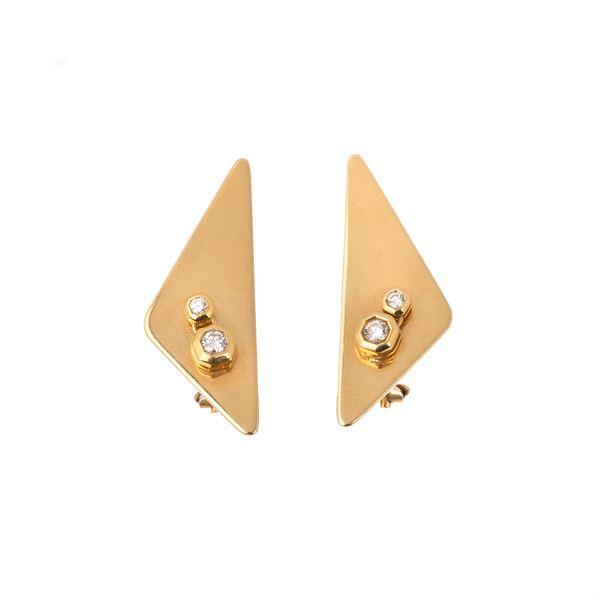 Pair of triangle earrings in 18 kt yellow gold and diamonds