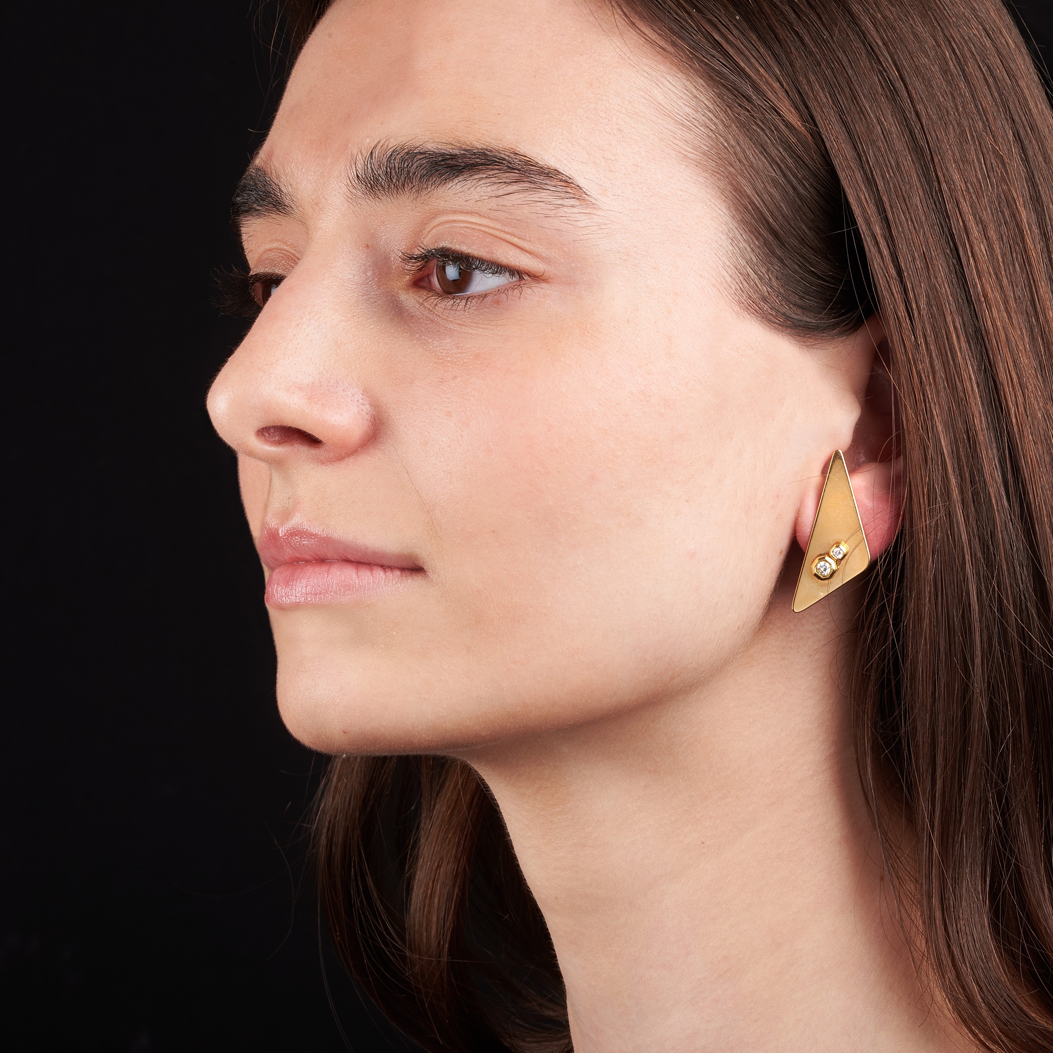 Paio di orecchini a triangolo in oro giallo 18 kt e diamanti