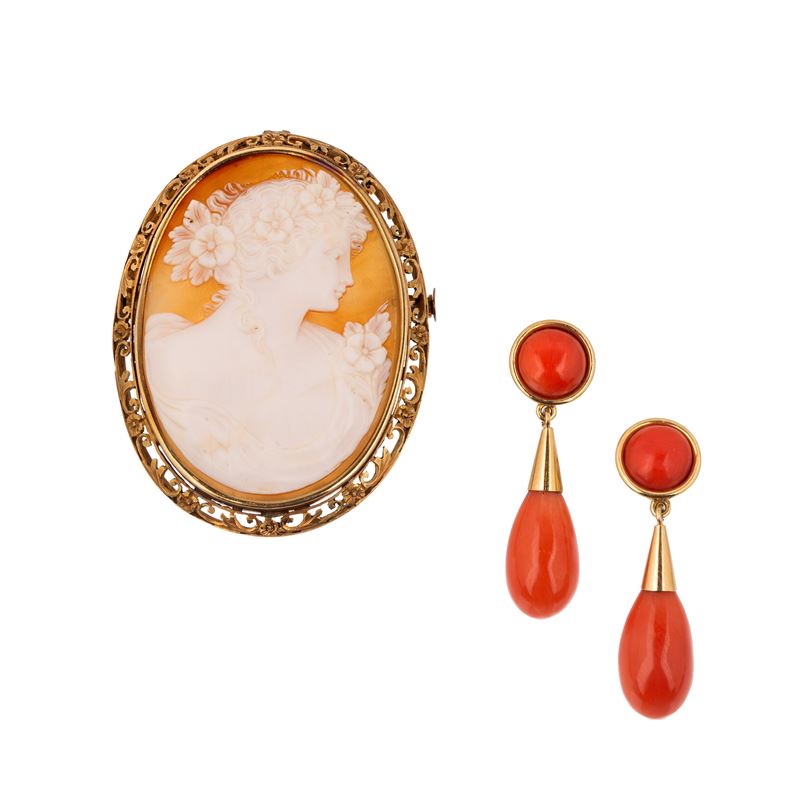 Cammeo in conchiglia con busto femminile in oro giallo 18kt e orecchini in corallo rosso e oro18k...