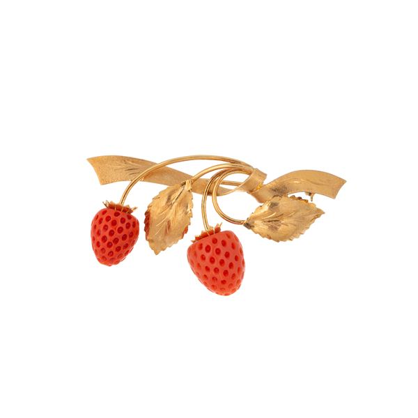 Spilla Fragole in oro giallo e corallo rosso  (Anni Sessanta)  - Auction Auction of Antique and Modern Jewelry and Wristwatches - Curio - Casa d'aste in Firenze