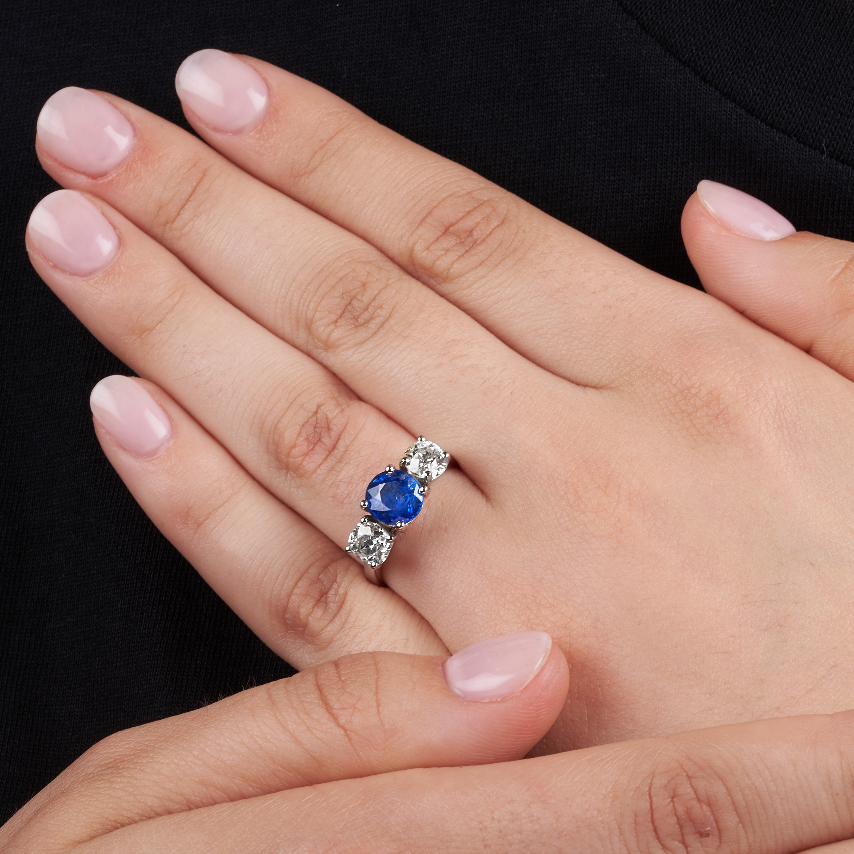 Anello in oro bianco 18 kt, diamanti e zaffiro Birmano naturale
