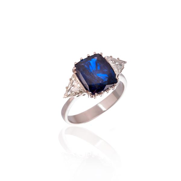 Ring in 18kt white gold, diamonds and sapphire