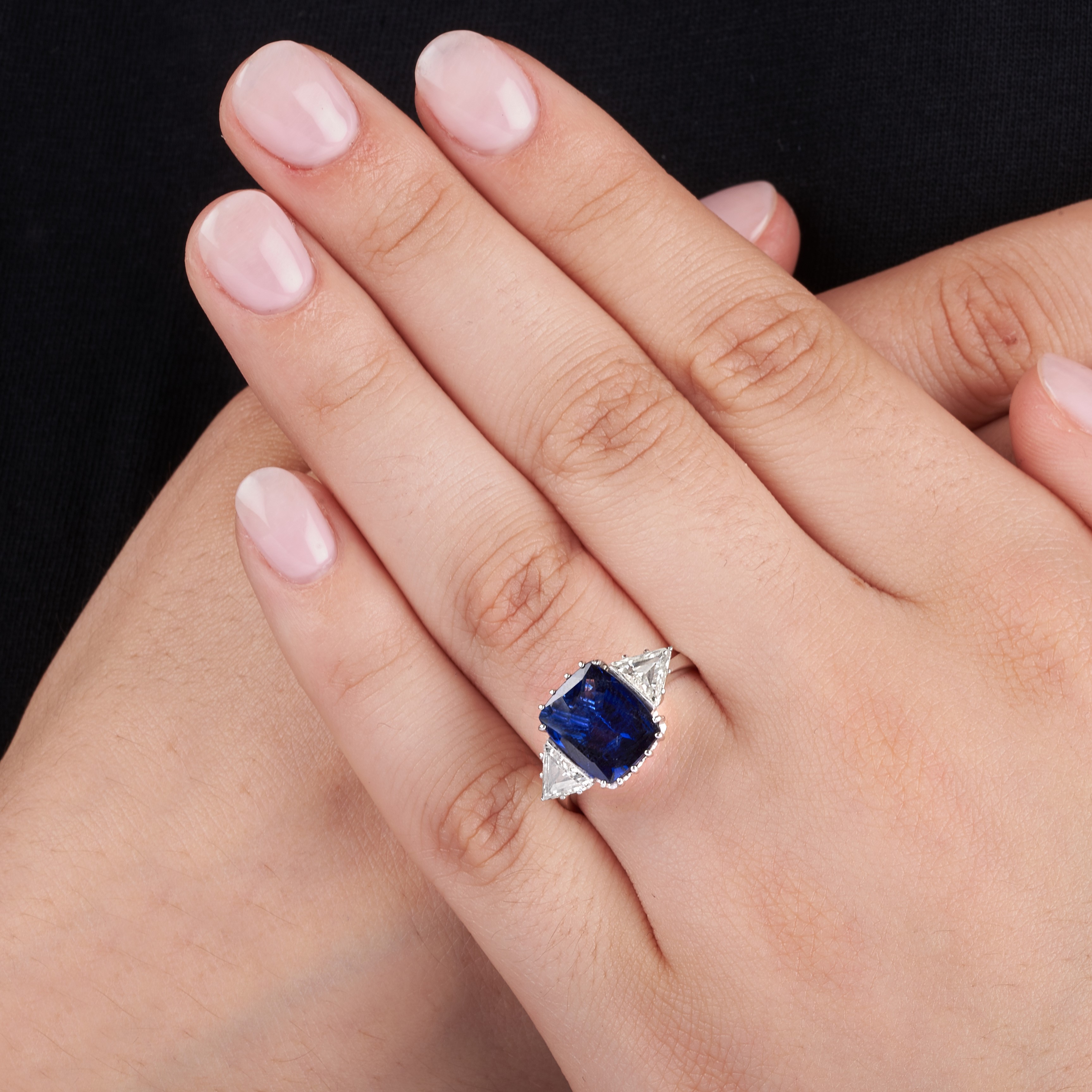 Anello in oro bianco 18kt, diamanti e zaffiro