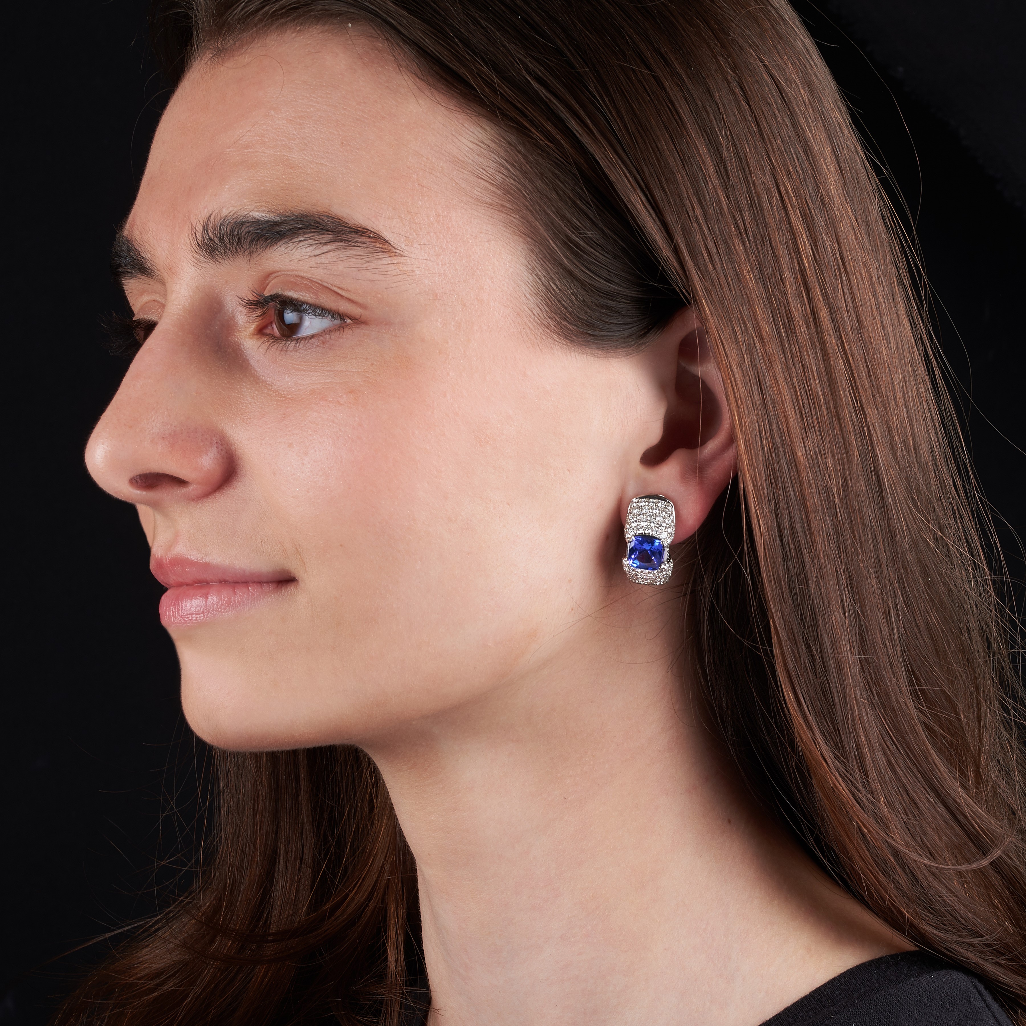 Paio di orecchini in oro bianco, diamanti e tanzanite