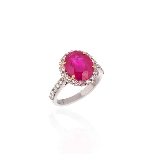 Daisy ring in 18 kt white gold, diamonds and Burmese ruby