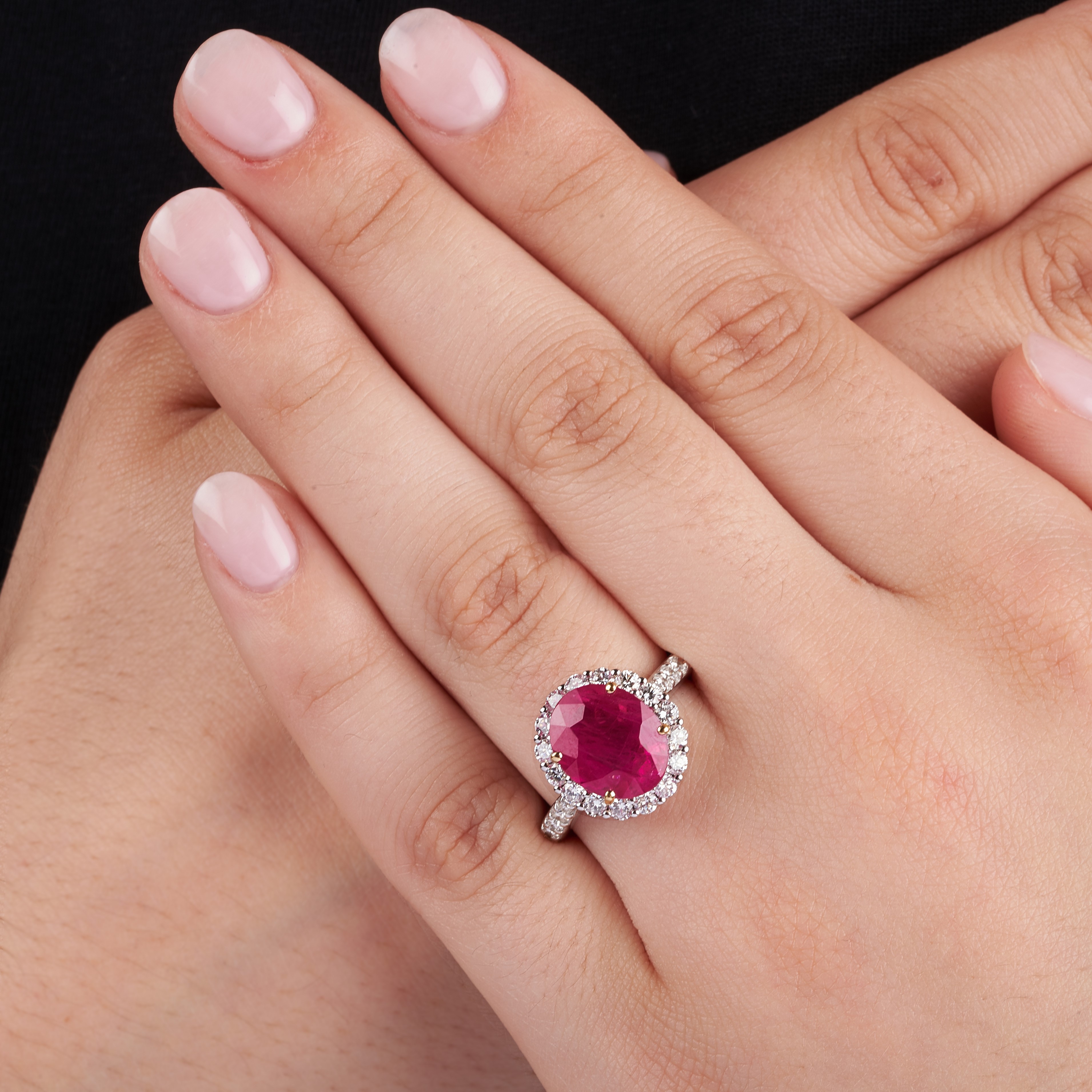 Anello a margherita in oro bianco 18 kt, diamanti e rubino Birmano