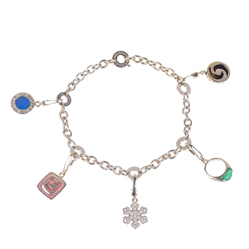 Bracciale a maglie in oro bianco con charms in oro, diamanti e smalti