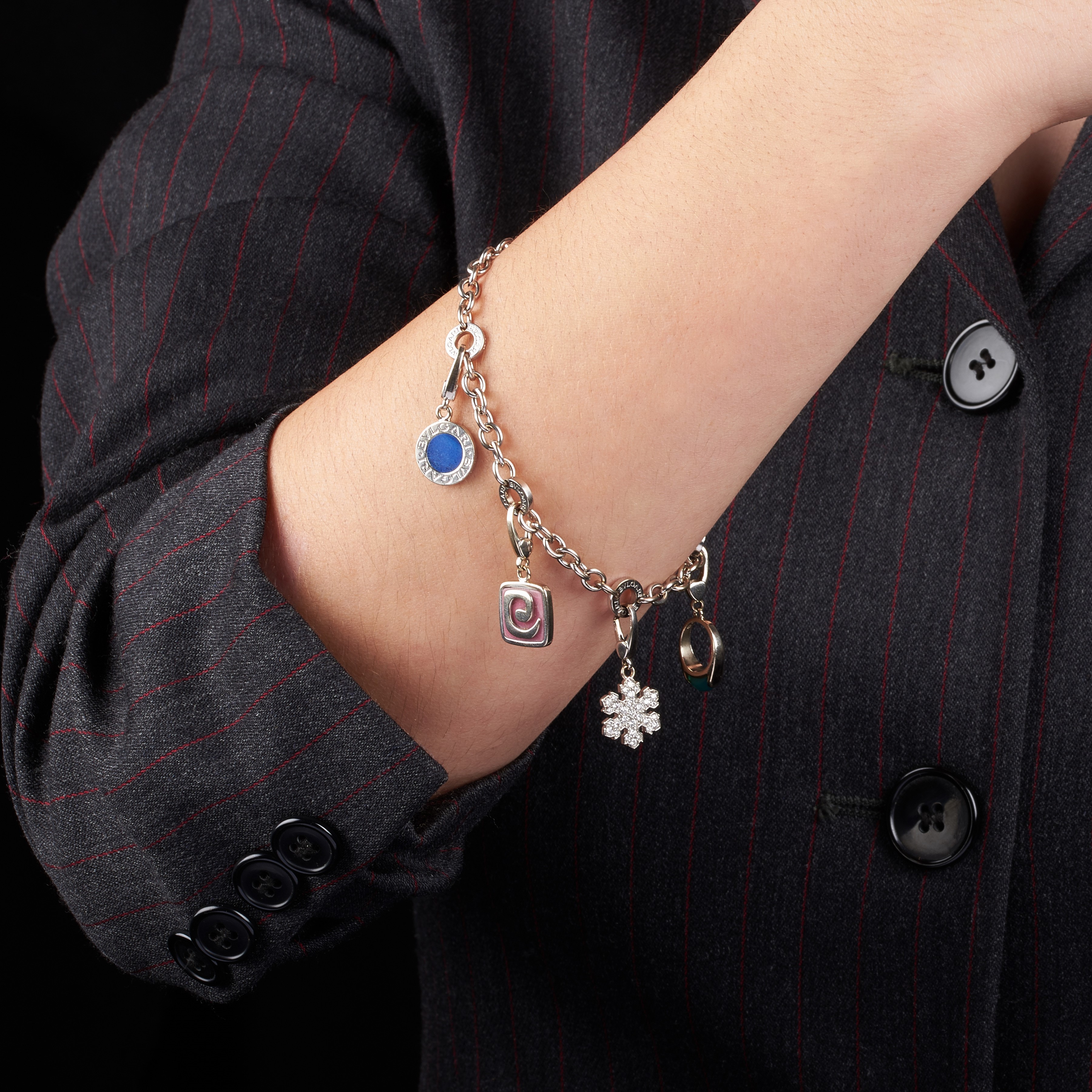 Bracciale a maglie in oro bianco con charms in oro, diamanti e smalti