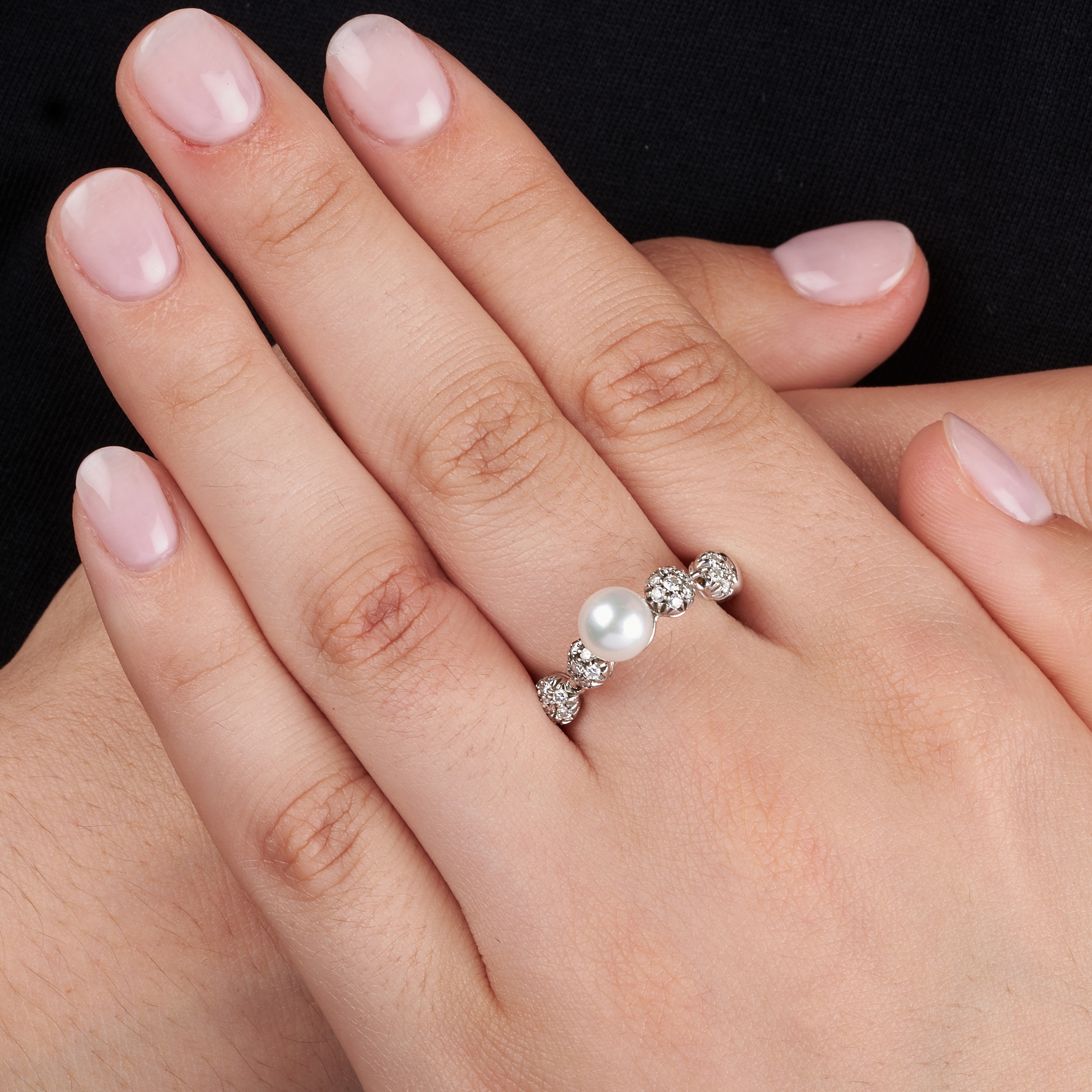 Anello semirigido in oro bianco, diamanti e perla