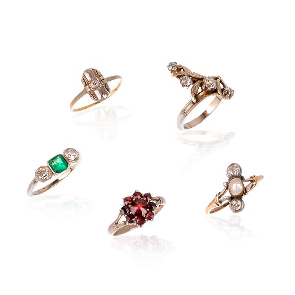 Five rings in yellow gold, white gold, silver, low gold, diamonds and various stones