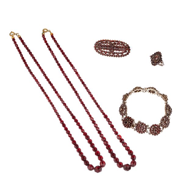 Two necklaces, a ring, a brooch and a bracelet in silver and garnet