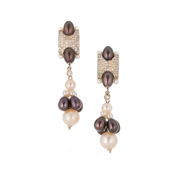 Pair of pendant earrings in 18 kt yellow gold, diamonds and cultured pearls